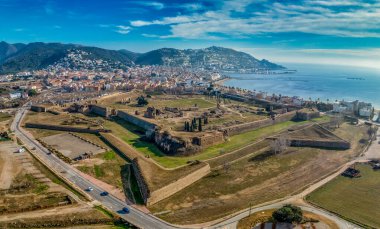 İspanya 'daki Güller Kalesi' nin panoramik hava manzarası, her açıdan kaleler, ortaçağ şehrinin kalıntıları, avludaki manastır.