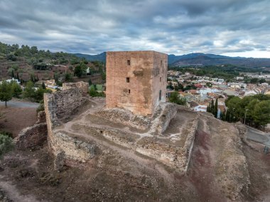 Torres 'in ortaçağ şatosunun havadan görünüşü Valencia İspanya yakınlarındaki kare kale ve yarı dairesel kulelerle harabeye dönmüş.