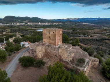 Torres 'in ortaçağ şatosunun havadan görünüşü Valencia İspanya yakınlarındaki kare kale ve yarı dairesel kulelerle harabeye dönmüş.
