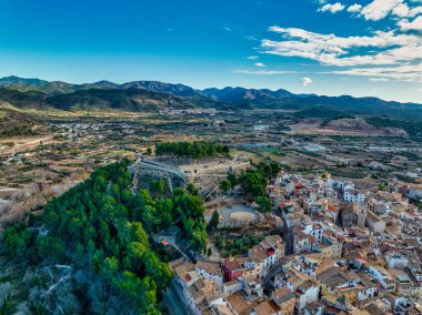 Segorbe Kalesi 'nin havadan görünüşü, Castello bölgesinin her köşesinde açılı silah kaleleri olan ortaçağ tepe kalesi restore edildi.