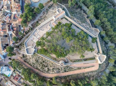 Segorbe Kalesi 'nin havadan görünüşü, Castello bölgesinin her köşesinde açılı silah kaleleri olan ortaçağ tepe kalesi restore edildi.