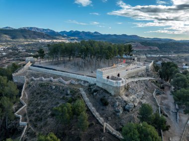 Segorbe Kalesi 'nin havadan görünüşü, Castello bölgesinin her köşesinde açılı silah kaleleri olan ortaçağ tepe kalesi restore edildi.