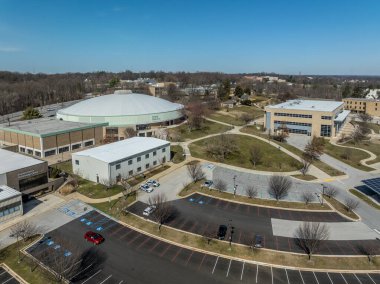 Baltimore Bölge Üniversitesi Catonsville 'in güneş paneli otoparkları, sağlık atletizm merkezi, sürekli eğitim, sosyal bilimler, kabul bürosu...