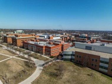 Maryland Üniversitesi UMBC Catonsville Kabul Bürosu, Havuz, Avam Kamarası, Onur Koleji, Kabul Ofisi, Retriever Faaliyet Merkezi, Kuhn Plaza, Erickson Sahası