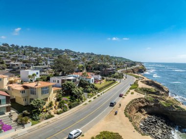 Pasifik Okyanusu boyunca Sunset Beach San Diego California yakınlarında lüks evler.