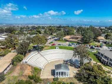 Point Loma Nazarene Üniversitesi özel Hıristiyan liberal sanatlar fakültesi, ana kampüsü San Diego, Kaliforniya 'daki Point Loma okyanus cephesi ve Yunan amfitiyatrosu.