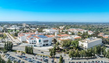 San Diego Devlet Üniversitesi 'nin hava manzarası, yüzüncü yıl plazası, aztek öğrenci birliği, sağlık ve insan bilimleri fakültesi, aşk kütüphanesi, güneş panelleri olan çatı.