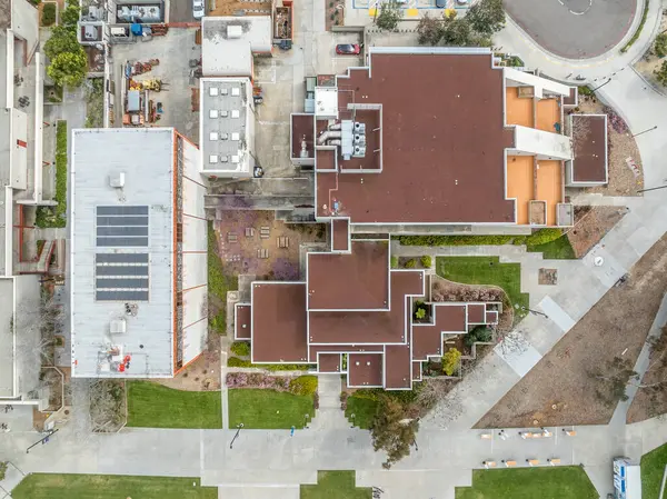 Vista Aérea Del Instituto Ciencia Lineal Edificio Futurista Con Plazas Fotos de stock libres de derechos