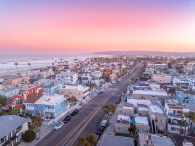 Mission Beach San Diego 'da gökyüzünün rengarenk gündoğumu manzarası. Konut evleri, sokakta kimsesi olmayan villalar.