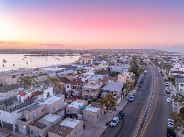 Mission Beach San Diego 'da gökyüzünün rengarenk gündoğumu manzarası. Konut evleri, sokakta kimsesi olmayan villalar.