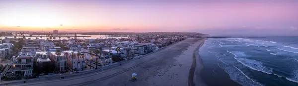 Vista Aérea Del Colorido Cielo Del Amanecer Sobre Mission Beach Imagen de archivo