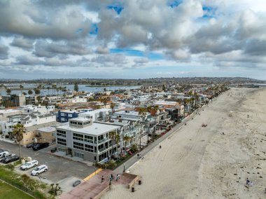 Mission Beach San Diego California 'da kiralık olarak kiralanan deniz manzaralı bulutlu gökyüzü.