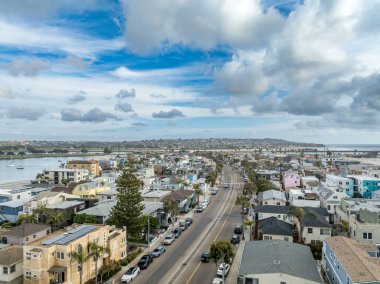 Mission Beach San Diego California 'da kiralık olarak kiralanan deniz manzaralı bulutlu gökyüzü.