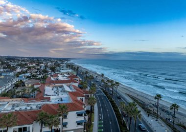 Gün batımından önce Carlsbad 'daki Pasifik otoyolunun havadan görüntüsü