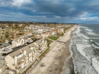 Carlsbad güvertesi, okyanus kıyısındaki villalar, bulutlu gökyüzü olan tatil yerleri.