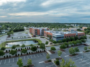 Horry Georgetown Teknik Koleji 'nin hava manzarası, Myrtle Beach South Carolina' daki devlet meslek okulu, dramatik bir gökyüzü.