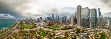 Chicago Sanat Enstitüsü 'nün modern oyun alanı, paten yolu, Butler Field, gökdelenleri olan Millennium Park' taki ünlü sanat müzesinin havadan görüntüsü.