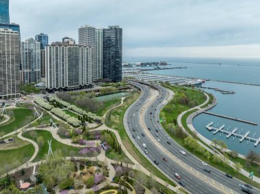 Chicago 'daki göl kenarı parkında paslanmaz çelik panellerle dolambaçlı yaya köprüsü.