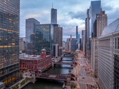 Şikago nehri boyunca gökyüzü dramatik bir şekilde yükselen gökdelenlerin hava manzarası. 