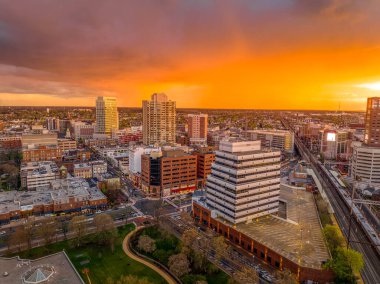 New Jersey şehir merkezindeki New Brunswick hava manzaralı çarpıcı renkli günbatımı gökyüzü
