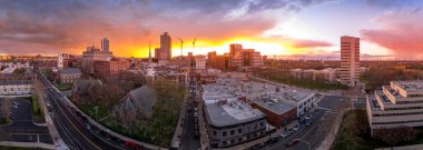 New Jersey şehir merkezindeki New Brunswick hava manzaralı çarpıcı renkli günbatımı gökyüzü