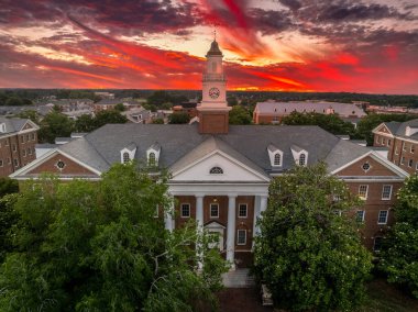 Virginia State Üniversitesi 'nin Petersburg' daki hava manzarası, Virginia Hall merkez binası çarpıcı renkli günbatımı gökyüzü.