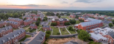 Virginia State Üniversitesi 'nin Petersburg' daki hava manzarası, Virginia Hall merkez binası çarpıcı renkli günbatımı gökyüzü.
