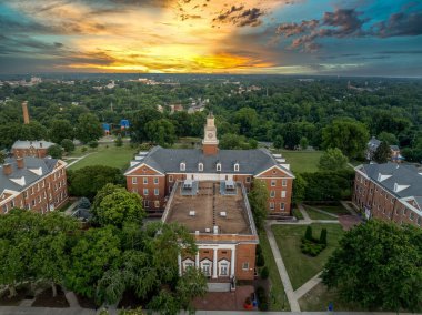 Virginia State Üniversitesi 'nin Petersburg' daki hava manzarası, Virginia Hall merkez binası çarpıcı renkli günbatımı gökyüzü.