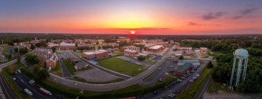 Virginia State Üniversitesi 'nin Petersburg' daki hava manzarası, Virginia Hall merkez binası çarpıcı renkli günbatımı gökyüzü.