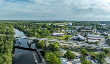 Conway Havalimanı, Güney Carolina 'daki Waccamaw Nehri' ne bakan küçük bir kasaba. Tipik ana caddesi, su kulesi, Horry ilçesindeki marina.