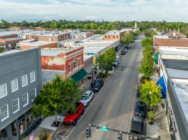 Conway Havalimanı, Güney Carolina 'daki Waccamaw Nehri' ne bakan küçük bir kasaba. Tipik ana caddesi, su kulesi, Horry ilçesindeki marina.
