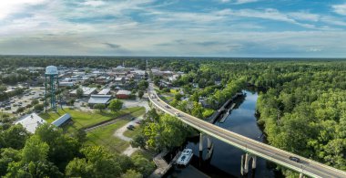 Conway Havalimanı, Güney Carolina 'daki Waccamaw Nehri' ne bakan küçük bir kasaba. Tipik ana caddesi, su kulesi, Horry ilçesindeki marina.
