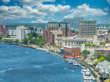 Wilmington Kuzey Carolina tarihi bölgesinin gökyüzü bulutlu Cape Fear nehri boyunca havadan görünüşü