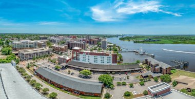 Wilmington Kuzey Carolina tarihi bölgesinin gökyüzü bulutlu Cape Fear nehri boyunca havadan görünüşü