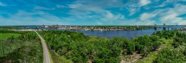 Wilmington Kuzey Carolina tarihi bölgesinin hava manzarası. Cape Fear nehri boyunca, bulutlu gökyüzü ile Kuzey Carolina savaş gemisi.