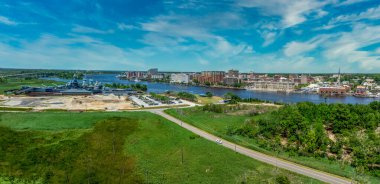 Wilmington Kuzey Carolina tarihi bölgesinin hava manzarası. Cape Fear nehri boyunca, bulutlu gökyüzü ile Kuzey Carolina savaş gemisi.