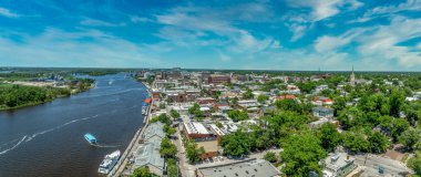 Wilmington Kuzey Carolina tarihi bölgesinin gökyüzü bulutlu Cape Fear nehri boyunca havadan görünüşü