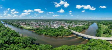 Fredericksburg Virginia 'da Circuit Court binası, tarihi iş bölgesi, Baptist kilisesi, Rappahannock Nehri üzerindeki Chatham köprüsü.