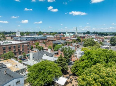 Fredericksburg Virginia 'da Circuit Court binası, tarihi iş bölgesi, Baptist kilisesi, Rappahannock Nehri üzerindeki Chatham köprüsü.