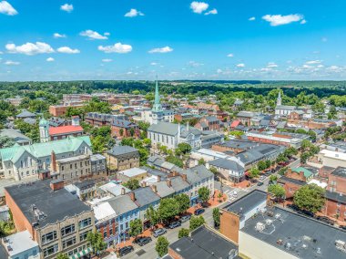 Fredericksburg Virginia 'da Circuit Court binası, tarihi iş bölgesi, Baptist kilisesi, Rappahannock Nehri üzerindeki Chatham köprüsü.