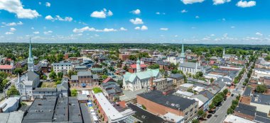 Fredericksburg Virginia 'da Circuit Court binası, tarihi iş bölgesi, Baptist kilisesi, Rappahannock Nehri üzerindeki Chatham köprüsü.