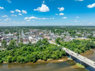 Fredericksburg Virginia 'da Circuit Court binası, tarihi iş bölgesi, Baptist kilisesi, Rappahannock Nehri üzerindeki Chatham köprüsü.