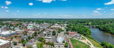 Fredericksburg Virginia 'da Circuit Court binası, tarihi iş bölgesi, Baptist kilisesi, Rappahannock Nehri üzerindeki Chatham köprüsü.