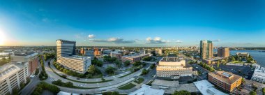 Norfolk Virginia 'nın tarihi şehir merkezinin hava manzarası gün batımından önce