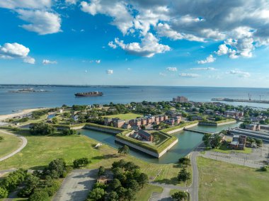 Fort Monroe 'nun eski askeri üssünün hava görüntüsü Hampton, Virginia' da, Old Point Comfort körfezin girişini yedi kaleyle koruyor.