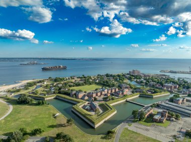 Fort Monroe 'nun eski askeri üssünün hava görüntüsü Hampton, Virginia' da, Old Point Comfort körfezin girişini yedi kaleyle koruyor.