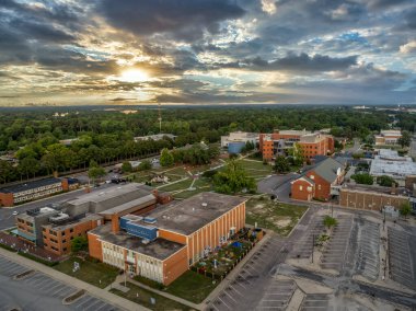 Fayetteville Eyalet Üniversitesi 'nin hava manzarası. Fayetteville, Kuzey Carolina' daki tarihi siyahi üniversitenin dramatik günbatımı gökyüzü.