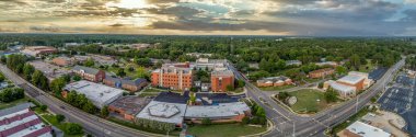 Fayetteville Eyalet Üniversitesi 'nin hava manzarası. Fayetteville, Kuzey Carolina' daki tarihi siyahi üniversitenin dramatik günbatımı gökyüzü.