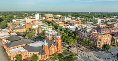 Cumberland İlçesi 'nin ana caddesindeki Fayetteville Kuzey Carolina iş bölgesinin ilk Baptist Kilisesi' nin hava manzarası. Hükümet binaları