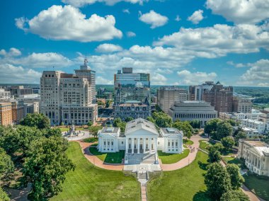 Richmond 'daki başkentin havadan görünüşü Virginia eyaletinin başkenti, idari konağı, tarım bölümü, eski belediye binası, ufuk çizgisi